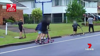 Des adolescents s'en prennent à un caméraman qui les empeché de racketter un gamin dans la rue