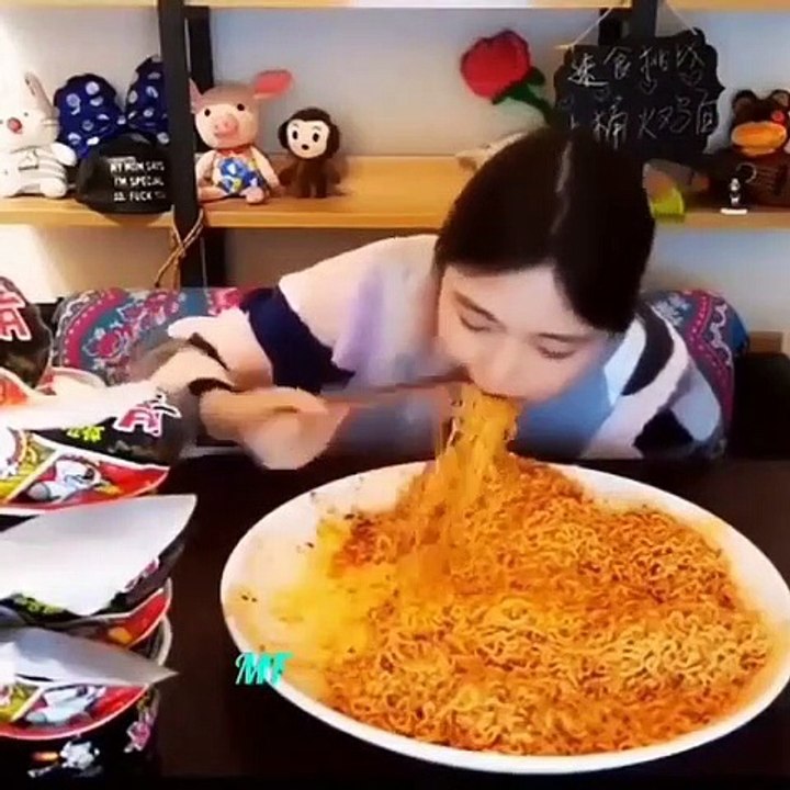 Elle se tape un plat de pate énorme en quelques minute... Grosse faim