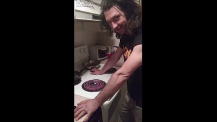 Tải video: Ce taré pose son bras sur une plaque de cuisson brûlante! Dingue