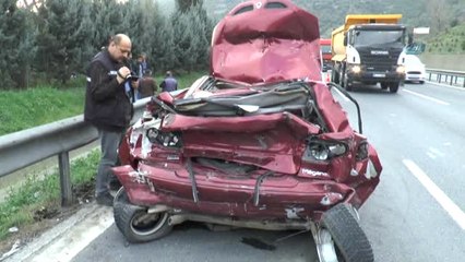 Kocaeli'de Feci Kaza...tırın Çarptığı Genç Öldü, Babası Viyadükten Uçarak Ağır Yaralandı