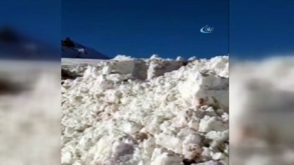 Askeri üs bölgesinde karla mücadele sürüyor