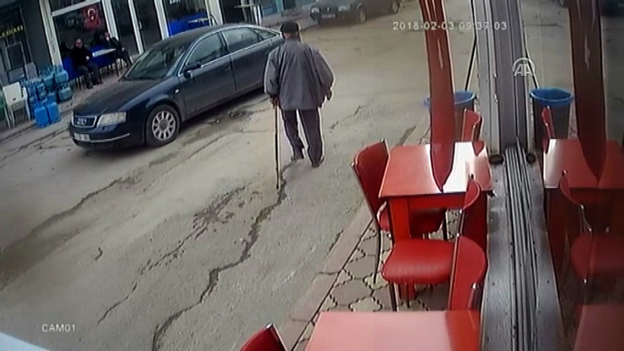 Bayrağı öpüp karşısında selam durdu - SİVAS