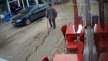 Bayrağı öpüp karşısında selam durdu - SİVAS