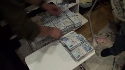 Dolandırıcılıkta Son Nokta: Evinden Balya Balya Para Çıktı...