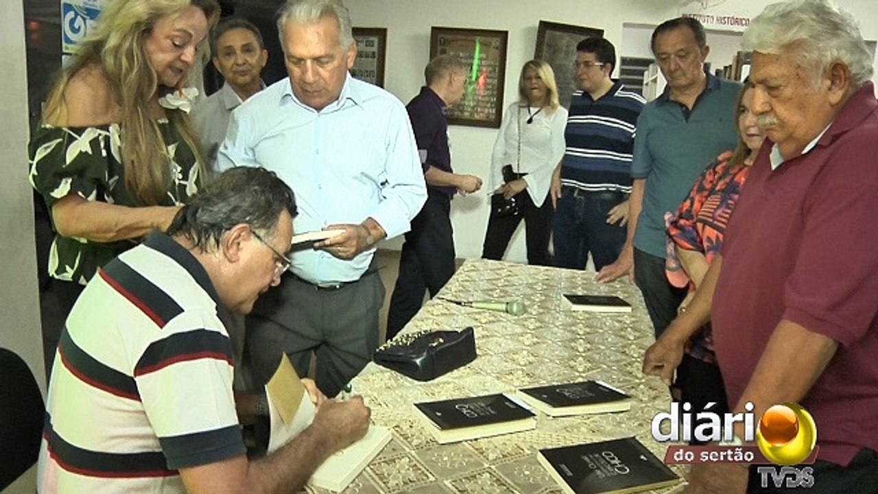 Cajazeirense lança livro sobre as canções de Chico Buarque Holanda