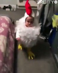 Un jeune enfant est déguisé en petit poulet! Trop mignon!