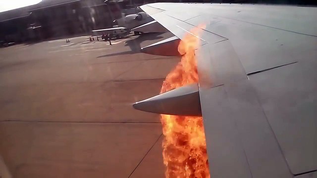 Le réacteur de cette avion de ligne prend feu au décollage... Imaginez l'état des passagers à ce moment
