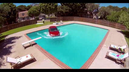 Ce chauffard fini sa route dans la piscine! Petite baignade gratuite