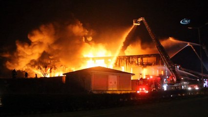 Parfüm fabrikası alev alev yanıyor