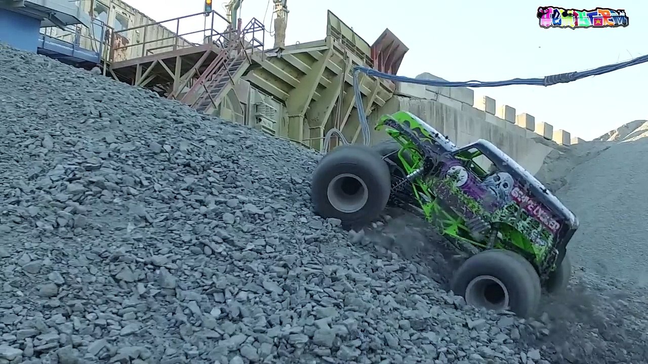 GRAVE DIGGER MONSTER JAM MEGA MUDDING! Axial SMT10 gets nasty! - video Dailymotion
