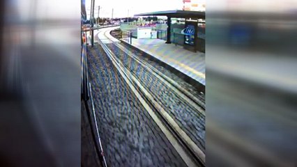 Tramvay yoluna giren ticari araç sürücüsü iki tramvayın arasında kalmaktan kıl payı kurtuldu