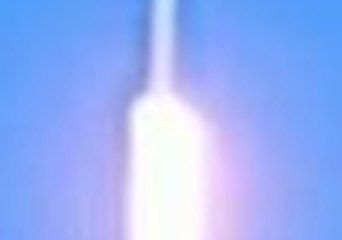 Crowd Cheers as SpaceX's Falcon Heavy Rocket Rumbles Through Sky