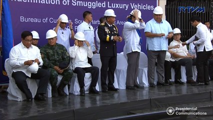 Philippines: Duterte assiste au broyage de voitures de luxe