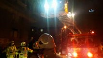 Beyoğlu'nda yangın itfaiye ekipleri mahsur kalanları kurtarmaya çalışıyor