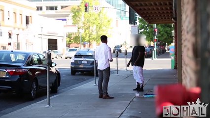 ALORS QUE CET HOMME LAISSE SA VOITURE DEVANT CE SDF, CE QU’IL VA FAIRE EST VRAIMENT MAGNIFIQUE..