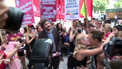 Buenos Aires protesta contra la homofobia con un “besazo”