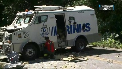 Criminosos fazem mulher refém em assalto a carro-forte