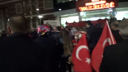 Tekbir ve dualarla sınır bölgesine 'Mehmetçiğe' destek için gittiler