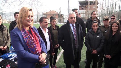 Hakkari'de kadın futbol takımına malzeme desteği