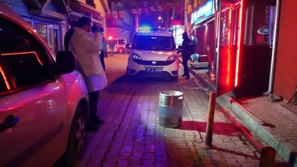 Eğlence merkezi önünde silahlı kavga: 2 yaralı