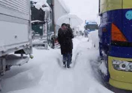 Hundreds of Vehicles Trapped on Highway by Thick Snow in Japan's Fukui Prefecture