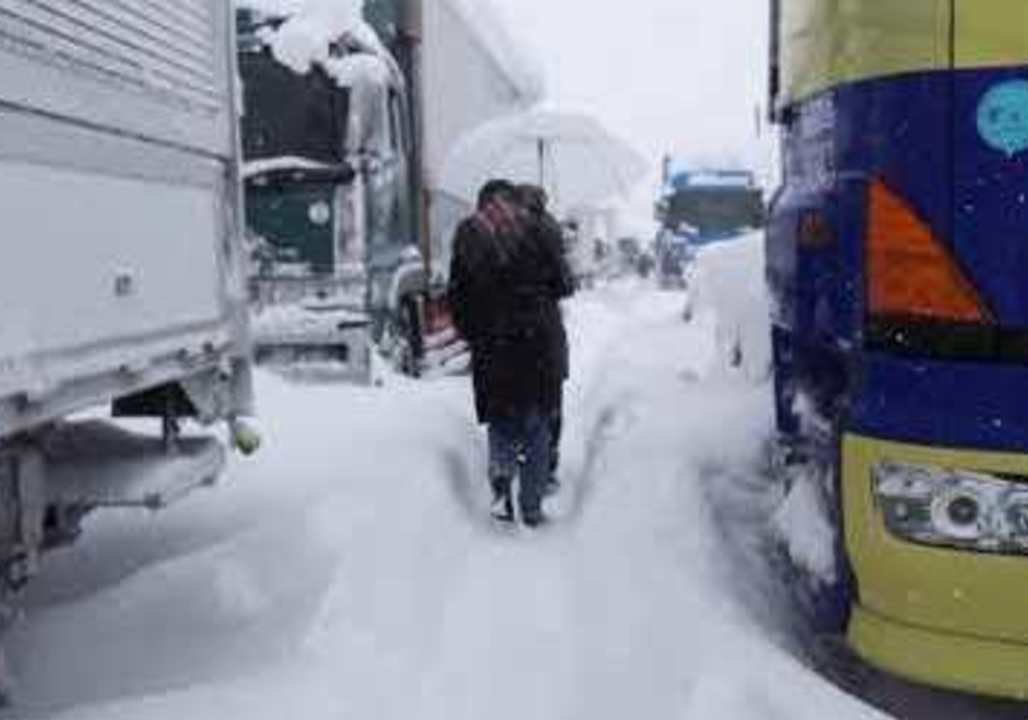 Hundreds of Vehicles Trapped on Highway by Thick Snow in Japan's Fukui Prefecture