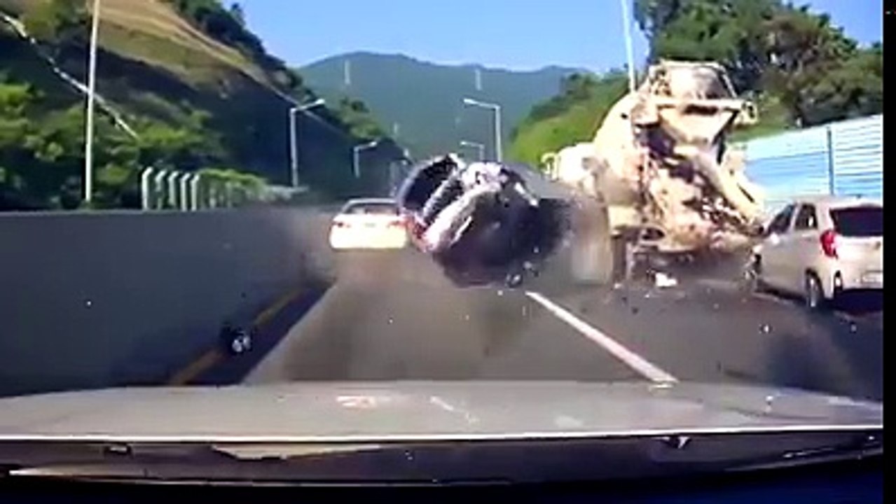 Idiot DRIVERS causing BAD Crashes