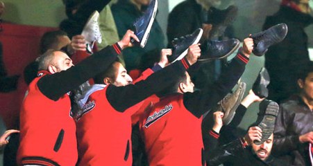 Gençlerbirliği Taraftarı, Şenol Güneş'i Ayakkabılarıyla Protesto Etti