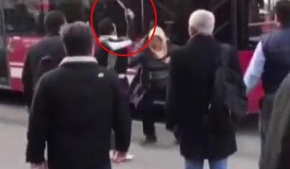 İzmir’de yol verme kavgası kamerada