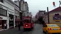 Taksim’de nostaljik tramvay kablolara takıldı, etrafa kıvılcımlar saçıldı