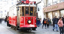 Taksim'de Nostaljik Tramvay Kablolara Takıldı, Seferler Durdu