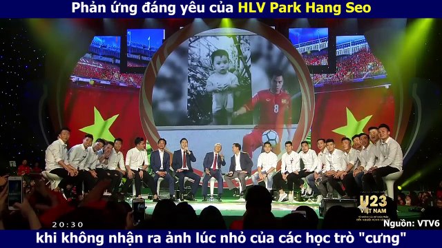 Phản ứng đáng yêu của HLV Park Hang Seo khi không nhận ra ảnh lúc nhỏ của các học trò cưng