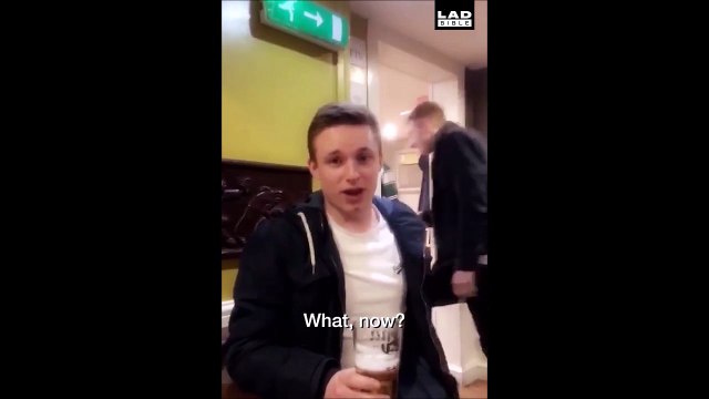 Le patron de ce bar n'est pas commode... Claque dans la tronche