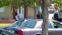 Ce policier en colère éclate le téléphone d'une femme qui filmait son intervention