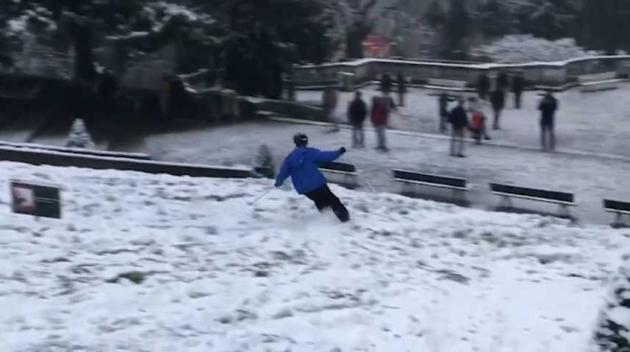 Avec la neige, la Butte Montmartre s'est transformée en véritable piste de ski