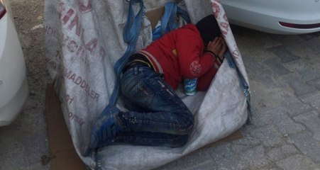Atık Kağıt Arabasında Uyurken Çekilen Fotoğrafı, Suriyeli Çocuğun Hayatını Değiştirdi