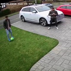 Ce conducteur fait une bonne blague à un homme assis sur sa voiture !