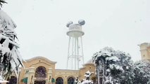 Découvrez les images du parc Disneyland Paris entièrement recouvert d'un épais manteau de neige