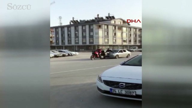 Bu kadarına da pes! Benzini biten motosikleti otomobille sürüklediler