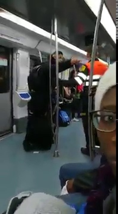 La police espagnole provoque un jeune Algérien dans le métro.