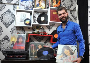 Harçlıklarıyla Satın Alıp Biriktirdiği Plaklarını Sıfır Otomobil Parasına Satmıyor