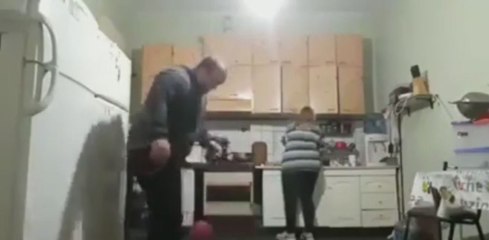 Russie : Une femme met une violente correction à son mari qui joue au ballon dans la cuisine (Vidéo)