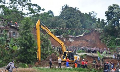 PT. KAI Perbaiki Rel Kereta Api yang Rusak Karena Longsor
