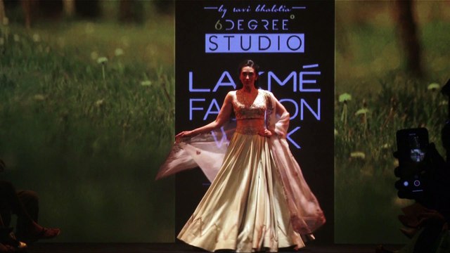 Karisma, Malaika, Karan Singh & Kiara Advani at P.C Of LFW Summer Resort 2018 Day 5