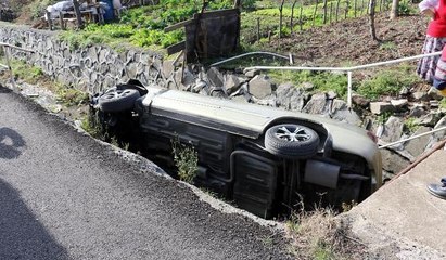 Cep telefonuyla oynarken arabasını su kanalına devirdi