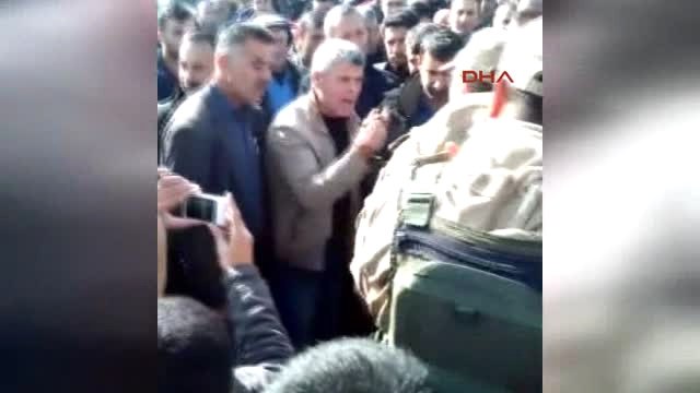 Batman Dedaş Uygulamasına Tepki Gösteren Belde Sakinleri, Karayolunda Oturma Eylemi Yaptı