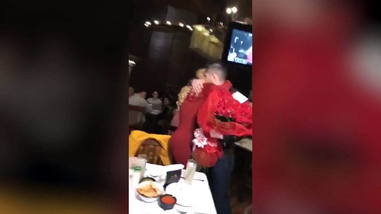 En public, sa demande en mariage tourne mal