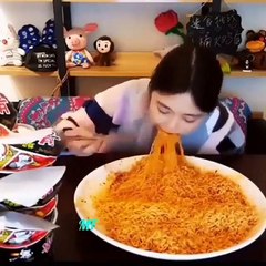 Cette fille mange un plat de pâtes énorme d’une seule traite ! Bon appétit !