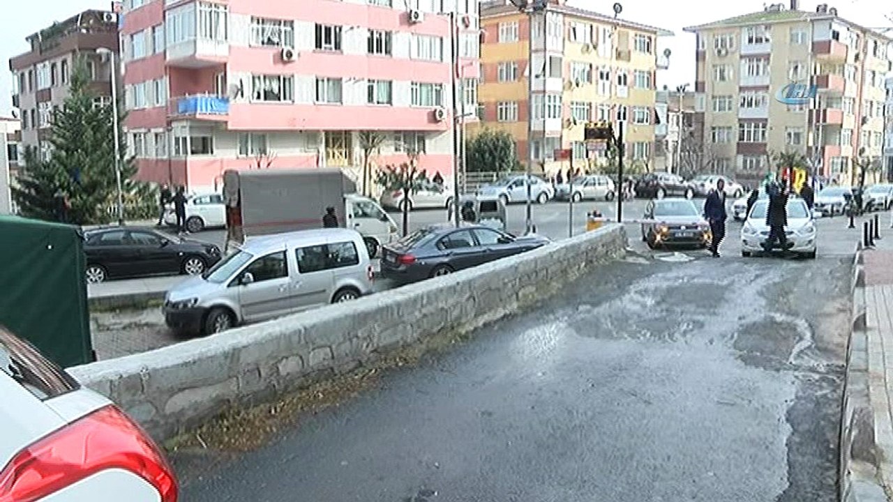 İstanbul'da vahşet...Boşanmak üzere olduğu karısının boğazını sokak ortasında kesti