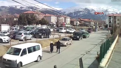 Erzincan Üzerine Gelen Otomobili Son Anda Fark Etti